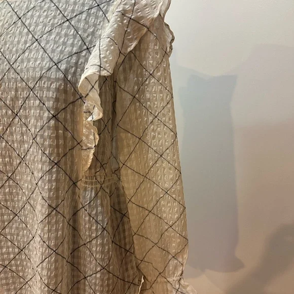 LOFT White Plaid Ruffle Sleeve Blouse Size M in excellent condition - Picture 5 of 16